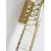 Wizualizacja Kinkietu Kryształowego Złotego Podłużnego Crystal w jasnym salonie, harmonijne połączenie z otoczeniem. Aranżacja nowoczesnego wnętrza od Primavera Home.