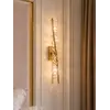 Kinkiet Kryształowy Złoty Podłużny Crystal uwydatniony w perspektywie z góry. Ekspozycja w salonie od Primavera Home.