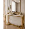 Konsola glamour, nowoczesna, złota biała marmur LOLA w codziennym ujęciu. Oferowane przez Primavera Home.