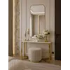 Konsola glamour, nowoczesna, złota biała marmur LOLA na tle innych dekoracji. Meble na zamówienie w Primavera Home.