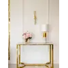 Konsola glamour, nowoczesna, złota biała marmur LOLA z nowoczesnymi lampami wokół. Stylizacja od Primavera Home.