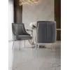 Zbliżenie na detal wykończenia krzesła DIANA Glamour. Ekspozycja w salonie od Primavera Home.