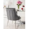 Krzesło DIANA Glamour w otwartej przestrzeni, doskonale dopełniające aranżację. Meble na zamówienie od Primavera Home.