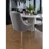 Widok z dolnej strony krzesła DIANA Glamour, ilustrujący jego solidną konstrukcję. Meble na zamówienie od Primavera Home.