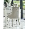 Widok na siedzisko krzesła, które zapewnia komfort i elegancję. Ekspozycja w salonie od Primavera Home.
