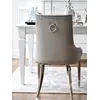 Luksusowe krzesło glamour, pikowane z kołatką, do jadalni, na stalowych, prostych nogach, szare, srebrne MADAME w perspektywie, ujawniające jego elegancję. Aranżacja nowoczesnego wnętrza od Primavera Home.