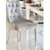 Luksusowe krzesło glamour, pikowane z kołatką, do jadalni, na stalowych, prostych nogach, szare, srebrne MADAME w stylizowanej aranżacji. Ekspozycja w salonie od Primavera Home.