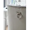 Luksusowe krzesło glamour, pikowane z kołatką, do jadalni, na stalowych, prostych nogach, szare, srebrne MADAME ustawione przy stole. Ekspozycja w salonie od Primavera Home.