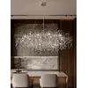 Zbliżenie na designerskie kropelki kryształowe lampy. Stylowe oświetlenie od Primavera Home.