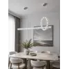 Czysty widok całego zestawu, w tym Lampy Kryształowej Podłużnej LED Nad Stół w eleganckim wnętrzu. Aranżacja nowoczesnego wnętrza od Primavera Home.