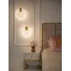 Zbliżenie na detal wykończenia Lampy Wiszącej Kryształowej Złotej ICE XS. Starannie wykonane oświetlenie od Primavera Home.