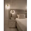 Lampa Wisząca Kryształowa Złota ICE XS uchwycona z boku, doskonała do aranżacji nowoczesnego wnętrza od Primavera Home.