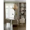 Lampa wisząca złota Florencja w białym, minimalistycznym wnętrzu. Ekspozycja w salonie od Primavera Home.