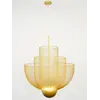 Lampa wisząca złota Florencja w chwili oświetlania przestrzeni. Aranżacja nowoczesnego wnętrza od Primavera Home.
