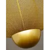 Widok lampy wiszącej złotej Florencja z perspektywy stołu. Ekspozycja w salonie od Primavera Home.