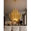 Lampa wisząca złota Florencja przedstawiona z boku. Ekspozycja w salonie od Primavera Home.