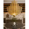 Lampa wisząca złota Florencja umieszczona w jasnym wnętrzu. Ekspozycja w salonie od Primavera Home.