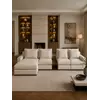 Widok narożnika w przeszklonym wnętrzu, podkreślający jego elegancję od Primavera Home.