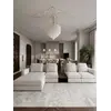 Widok z boku na nowoczesny narożnik modułowy. Stylowe akcenty z oferty Primavera Home.