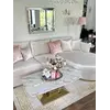 Atmosfera relaksu z aksamitnym narożnikiem glamour półokrągłym PARIS w centralnym punkcie. Ekspozycja w salonie od Primavera Home.