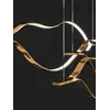 Złoty Żyrandol Nowoczesny Wave – Designerska Lampa Fala LED w stylowym wnętrzu, eksponująca nowoczesny design. Oświetlenie na zamówienie od Primavera Home.