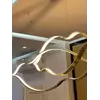 Złoty Żyrandol Nowoczesny Wave – Designerska Lampa Fala LED w artystycznym ujęciu, eksponująca nowoczesny design. Oświetlenie na zamówienie od Primavera Home.