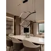 Aranżacja z Nowoczesnym Żyrandolem Wave Czarnym – Designerską Lampą Falą LED w eleganckim salonie, oferowaną przez Primavera Home.