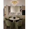 Plafon Kryształowy GLAMOUR Złoty Ø50cm w aranżacji nowoczesnego wnętrza. Oświetlenie od Primavera Home.