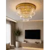 Plafon Kryształowy GLAMOUR Złoty Ø50cm w profilu, podkreślający nowoczesny design. Ekspozycja w salonie od Primavera Home.