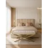 Pufa ustawiona w stylowych pokojach z widokiem z tyłu, idealna do ekspozycji w salonie. Oferta od Primavera Home.