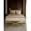 Pufa w beżowym welurze z eleganckim pikowaniem, doskonała do aranżacji nowoczesnego wnętrza w ofercie Primavera Home.