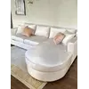 Jednostkowy widok aksamitnego narożnika glamour półokrągłego PARIS w nowoczesnej aranżacji. Ekspozycja w salonie od Primavera Home.