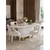 Stół glamour do jadalni przedstawiony z boku. Detal wykończenia wysokiej jakości od Primavera Home.