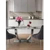Stół Nowoczesny Glamour z marmurowym blatem w jasnym wnętrzu, prezentujący elegancję i styl od Primavera Home.