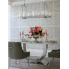 Stół Nowoczesny Glamour z marmurowym blatem w otoczeniu dekoracji, idealny do stylowego wnętrza od Primavera Home.