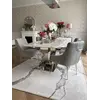 Stół Nowoczesny Glamour z marmurowym blatem przy strefie jadalnej, idealny do codziennych posiłków od Primavera Home.