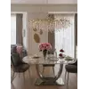 Widok z różnych ujęć stołu Nowoczesny Glamour z marmurowym blatem, eksponujący jego design od Primavera Home.