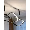 Perspektywiczne ujęcie Nowoczesnego Żyrandola Wave Czarnego – Designerskiej Lampy Fala LED w nowoczesnym wnętrzu od Primavera Home.