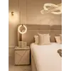 Zbliżenie na szklane elementy Lampy Wiszącej Kryształowej Złotej ICE XS, które zachwycają jakością wykonania od Primavera Home.