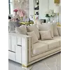 Złota Sofa Rozkładana Palace – Nowoczesna i Ekskluzywna w ujęciu z przodu. Oświetlenie na zamówienie od Primavera Home.