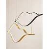 Złoty Żyrandol Nowoczesny Wave – Designerska Lampa Fala LED w stylowej aranżacji salonu, nadając elegancji przestrzeni. Oświetlenie na zamówienie od Primavera Home.