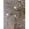 Projekcja światła w interakcji z żyrandolem kryształowym złotym QUEEN. Aranżacja nowoczesnego wnętrza od Primavera Home.
