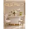 Żyrandol CRYSTAL 5 Złoty w jasnym wnętrzu. Unikalny design od Primavera Home.