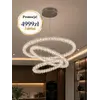 Żyrandol ICE XL Srebrny pokazany z boku. Ekskluzywna ekspozycja w salonie od Primavera Home.