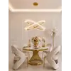 Żyrandol Kryształowy Brina XL Glamour Złoty – Luksusowa Lampa Wisząca dwupoziomowa w aranżacji nowoczesnego salonu. Ekspozycja w salonie od Primavera Home.