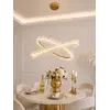 Detail of Żyrandol Kryształowy Brina XL Glamour Złoty – Luksusowa Lampa Wisząca dwupoziomowa, ukazujący precyzyjne wykończenie. Meble na zamówienie od Primavera Home.