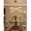 Widok od dołu na Żyrandol Kryształowy Brina XL Glamour Złoty – Luksusowa Lampa Wisząca dwupoziomowa, uwydatniający jej elegancję. Aranżacja nowoczesnego wnętrza od Primavera Home.