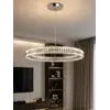 Ekspozycja Żyrandola Kryształowego Crystal Srebrnego Glamour w showroomie, dostosowanego do najnowszych trendów. Aranżacja nowoczesnego wnętrza od Primavera Home.