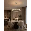 Żyrandol Kryształowy Crystal Srebrny Glamour widziany z boku, idealnie komponujący się w nowoczesnym wnętrzu. Meble na zamówienie od Primavera Home.