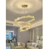 Żyrandol Kryształowy Złoty Crystal XL Trzypoziomowy na tle kwiatów. Świeżość i elegancja od Primavera Home.